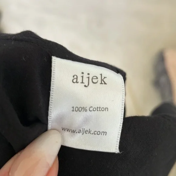 Aijek Andrea Embroidered Cropped Top in Black & White Size Medium - Picture 10 of 11